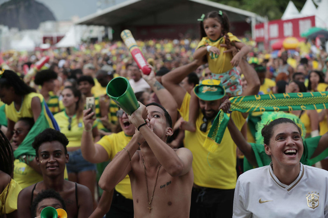 Aficionados observan el partido de la selección brasileña de fútbol ante Corea del Sur durante el Mundial de Qatar 2022, hoy, en el FIFA Fan Festival Arena, en Río de Janeiro (Brasil). EFE/ Andre Coelho