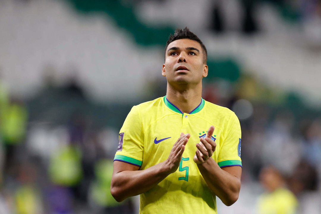 Casemiro de Brasil reaccionan tras fallar la serie de penaltis hoy, en un partido de los cuartos de final del Mundial de Fútbol Qatar 2022 entre Croacia y Brasil en el estadio Ciudad de la Educación en Rayán (Catar) EFE/ Esteban Biba