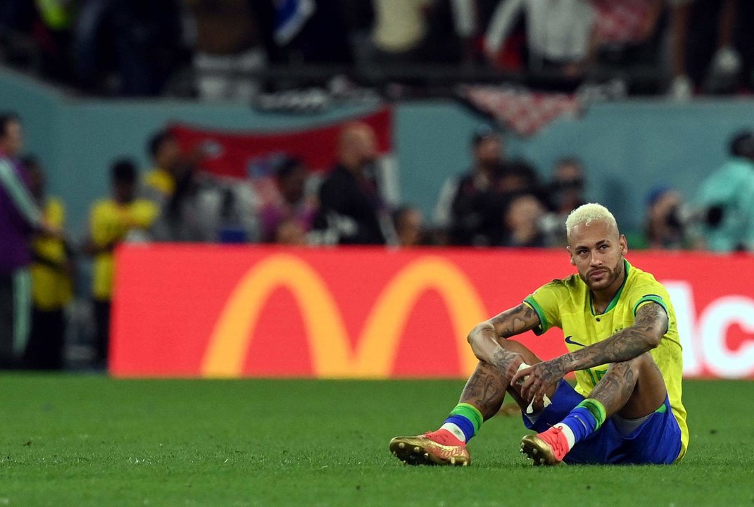 El delantero brasileño Neymar Jr lamenta la derrota ante Croacia tras su encuentro de cuartos de final del Mundial de Qatar 2022, este viernes en Doha (Catar). EFE/ Neil Hall