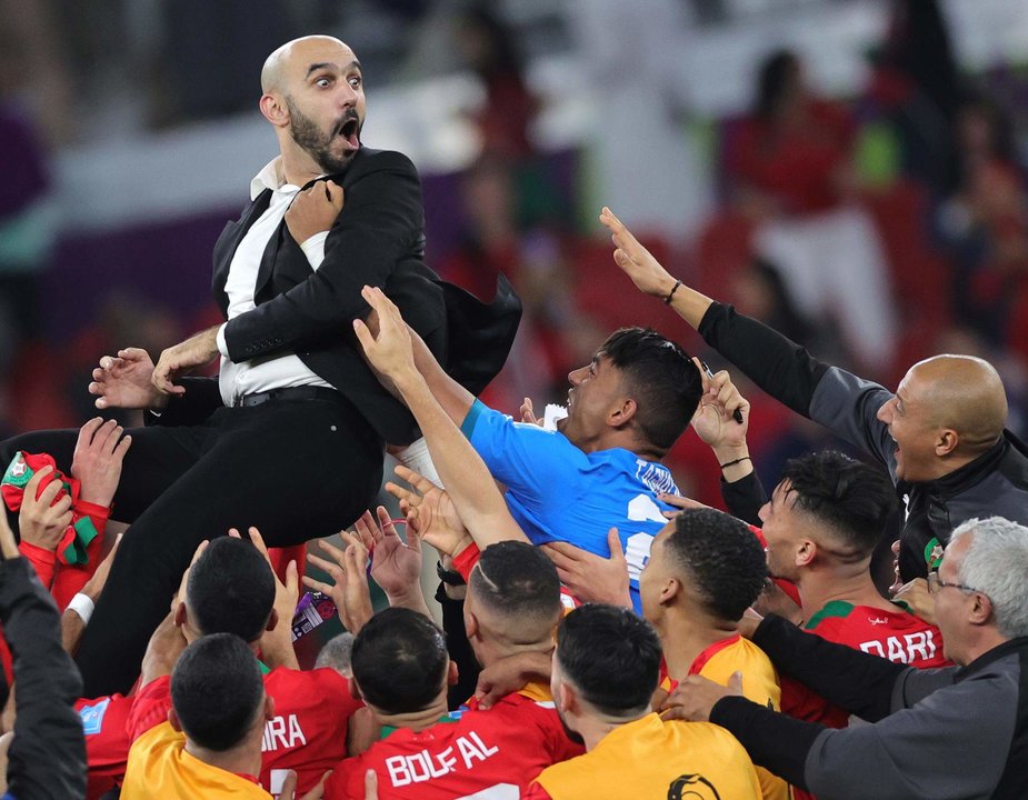 El seleccionador de Marruecos, Walid Regragui, es izado por sus jugadores tras vencer a Portugal en cuartos de final del Mundial de Qatar. EFE/EPA/Abir Sultan