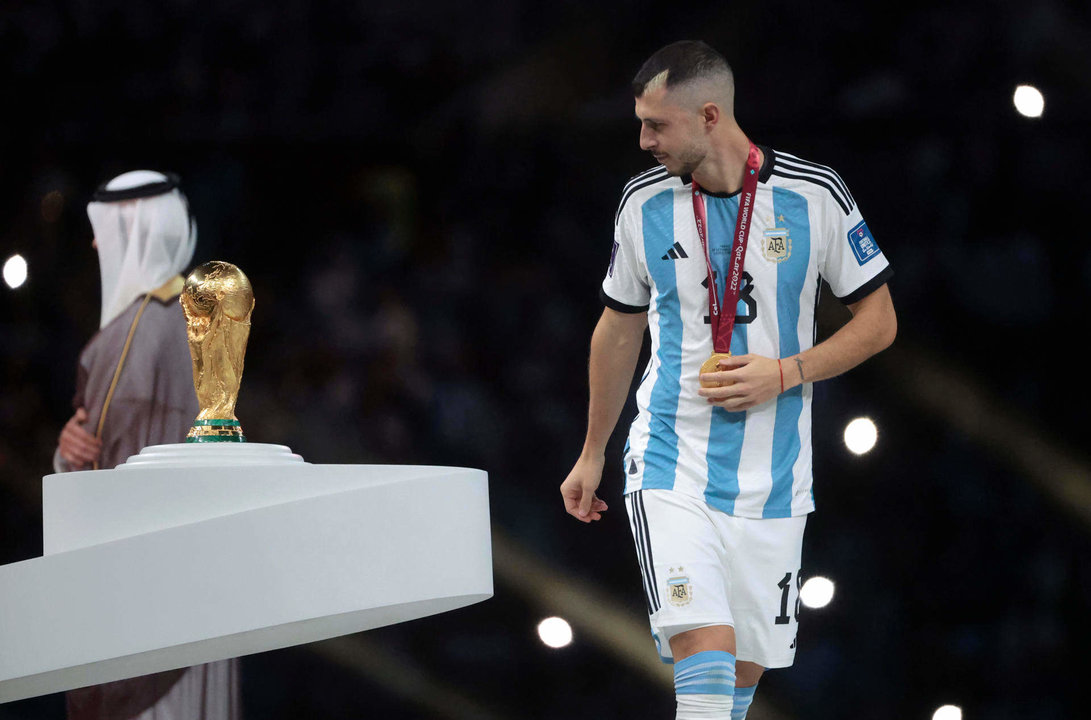 Guido Rodríguez observa el trofeo de la Copa del mundo tras la final del Mundial de Fútbol Qatar 2022 entre Argentina y Francia en el estadio de Lusail (Catar). EFE/ Juan Ignacio Roncoroni